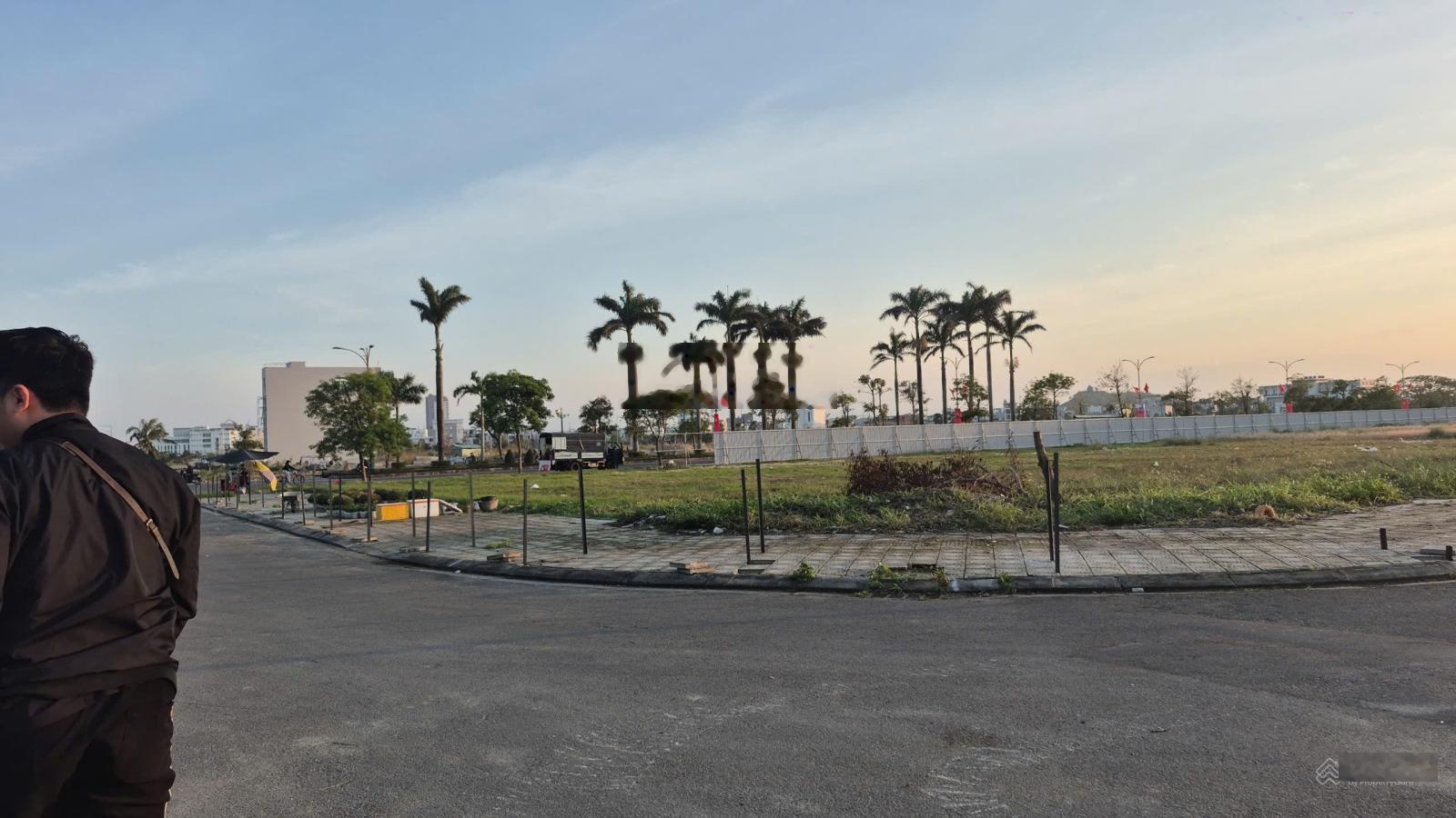 Cần bán nhanh nhà nằm trong trung tâm Tuy Hòa, 4 tầng 1 tum, DT 5x20. LH 0866563878