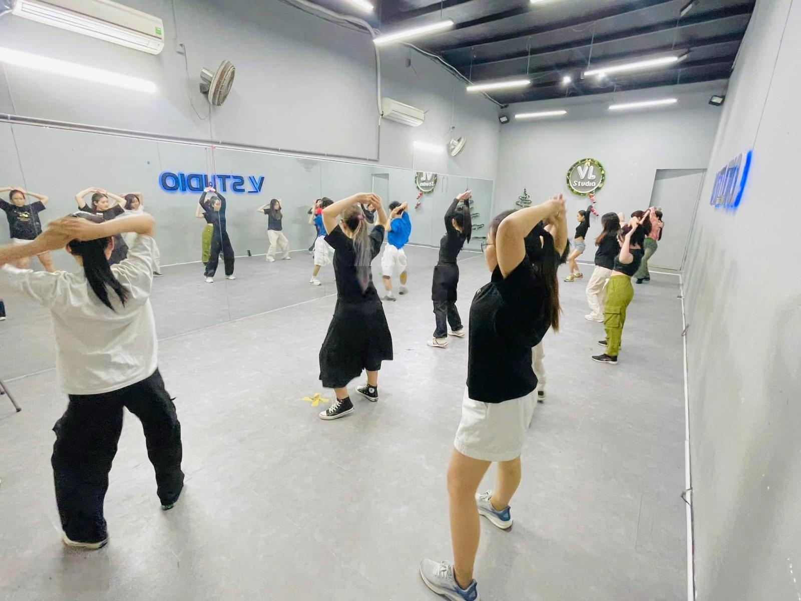 Cho thuê nhà mặt tiền Nguyễn Sơn Trà . Gần 2 tháng 9 ngang 10 mét