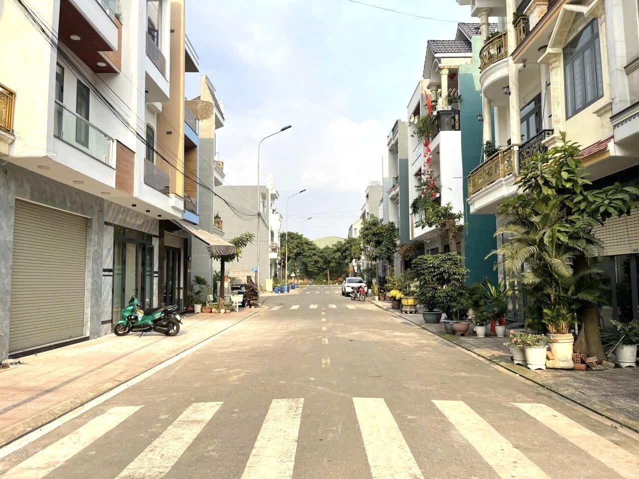 Bán nhà 3 lầu full nội thất gần Vincom 550 Dĩ An; DT 67.5m2, ngang 4.5m; Giá bán 5.9 tỷ còn bớt