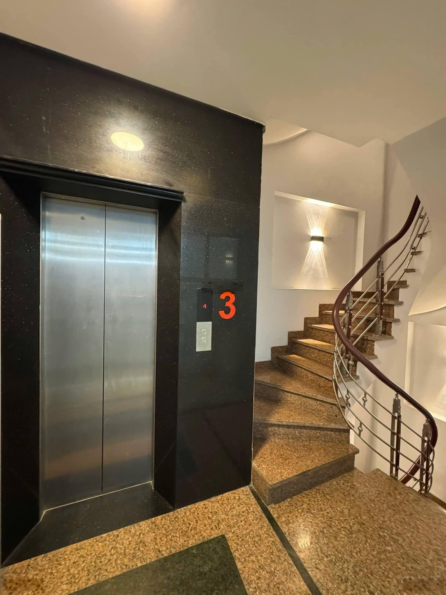 Bán nhanh trước tết tòa nhà văn phòng mặt hồ Phương Mai, Đống Đa. DT63m2x8T, thang máy, oto tránh.