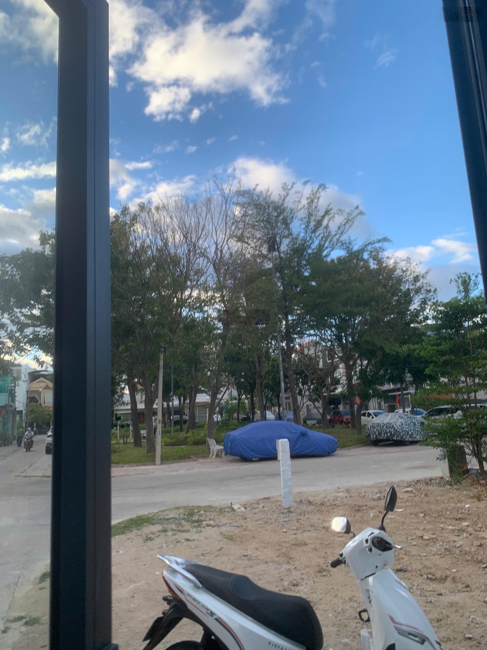 Nhà 2 mặt tiền, thuận tiện kinh doanh, đường 16 m đậu xe ô tô thoải mái, diện tích đát 90m2