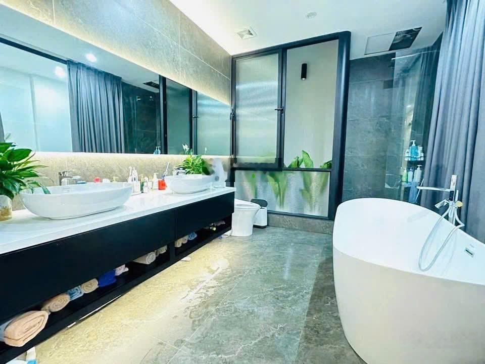 Bán nhà lạc long quân,40m ,5 tầng,ô tô 7 chỗ đỗ đầu ngõ,nôi thất full, sát hồ tây,ngõ thông