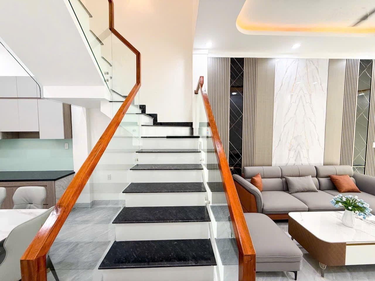 Bán nhà 1 trệt 1 lầu, sổ riêng thổ cư 100% - khu dân cư hoá an