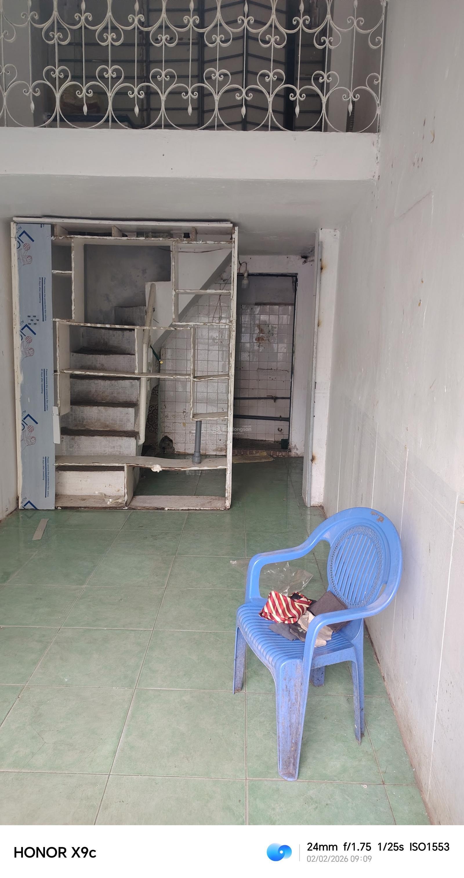 Cho thuê CH tại Số 113 Quán Thánh. Nhà có 3 tầng: Tầng 1: 7tr/ tháng hoặc T1 và T2 giá thương lượng