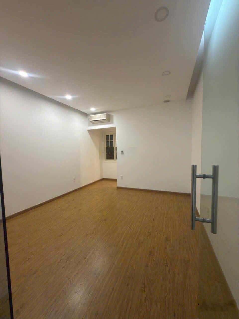 Cho thuê nhà mặt tiền 21 Trần Nhật Duật, phường Tân Định, Quận 1. 4x20m, 4 tầng giá 70 triệu/tháng