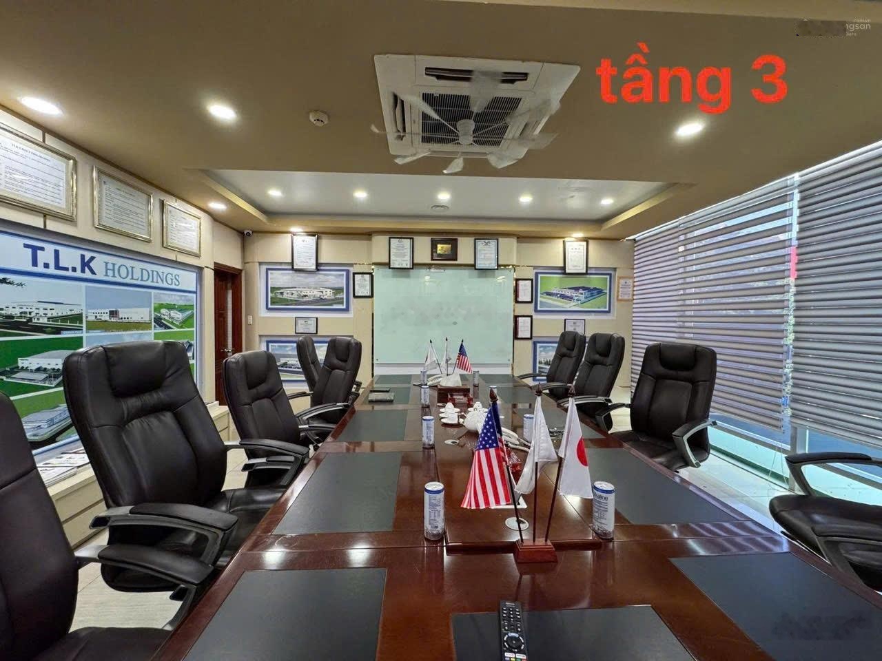 Toà nhà văn phòng ốp kính Thành Thái, P. 12, Quận 10