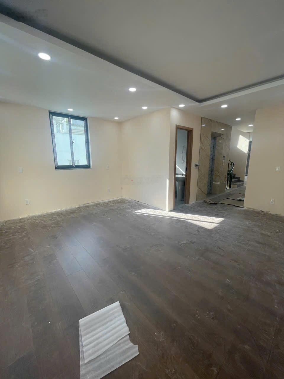 Cho thuê nhà đường Nguyễn Thiện Thuật . Chiều ngang 7m, bên cạnh Vincom Plaza và tòa Hud building.