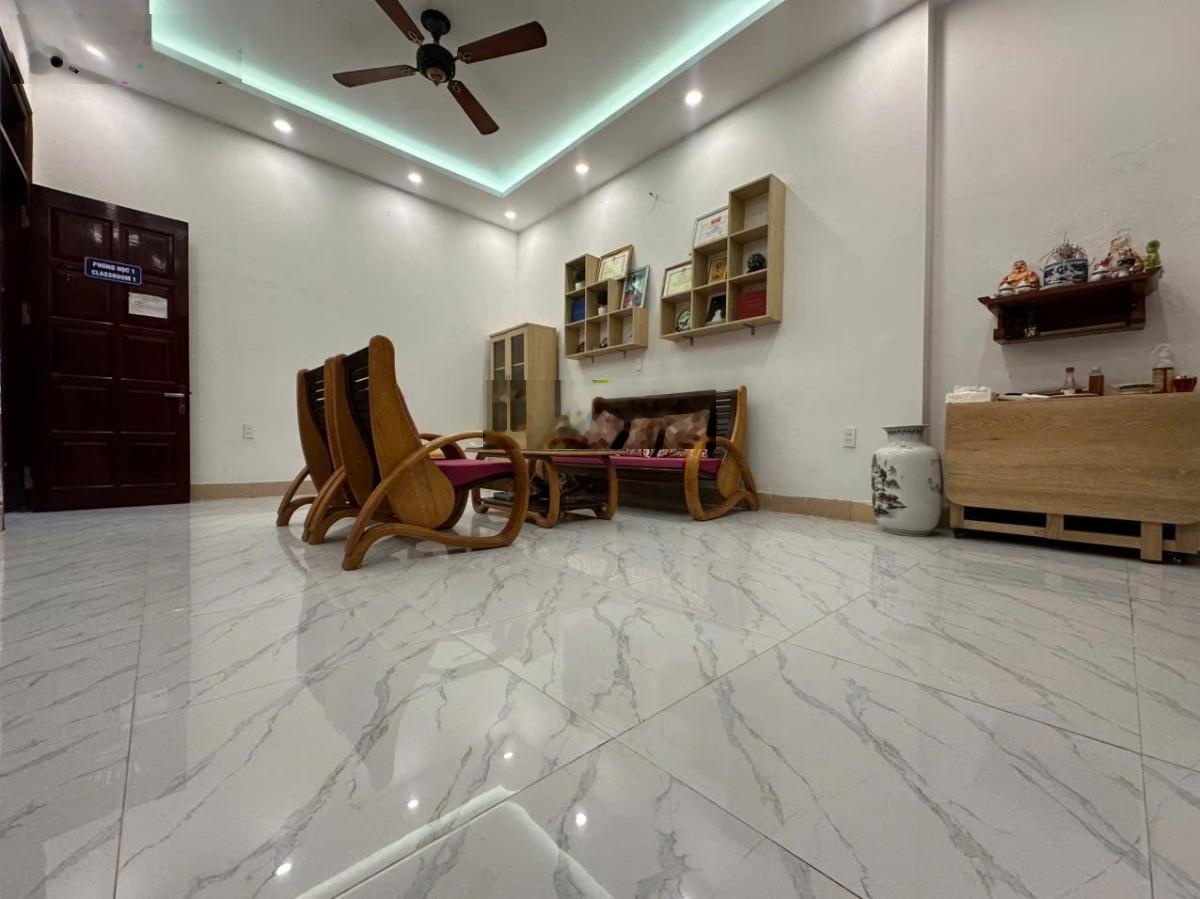 Chính chủ bán nhà Võng Thị, khu phân lô, ô tô vào nhà, 2 phút ra Hồ Tây, mặt tiền rộng