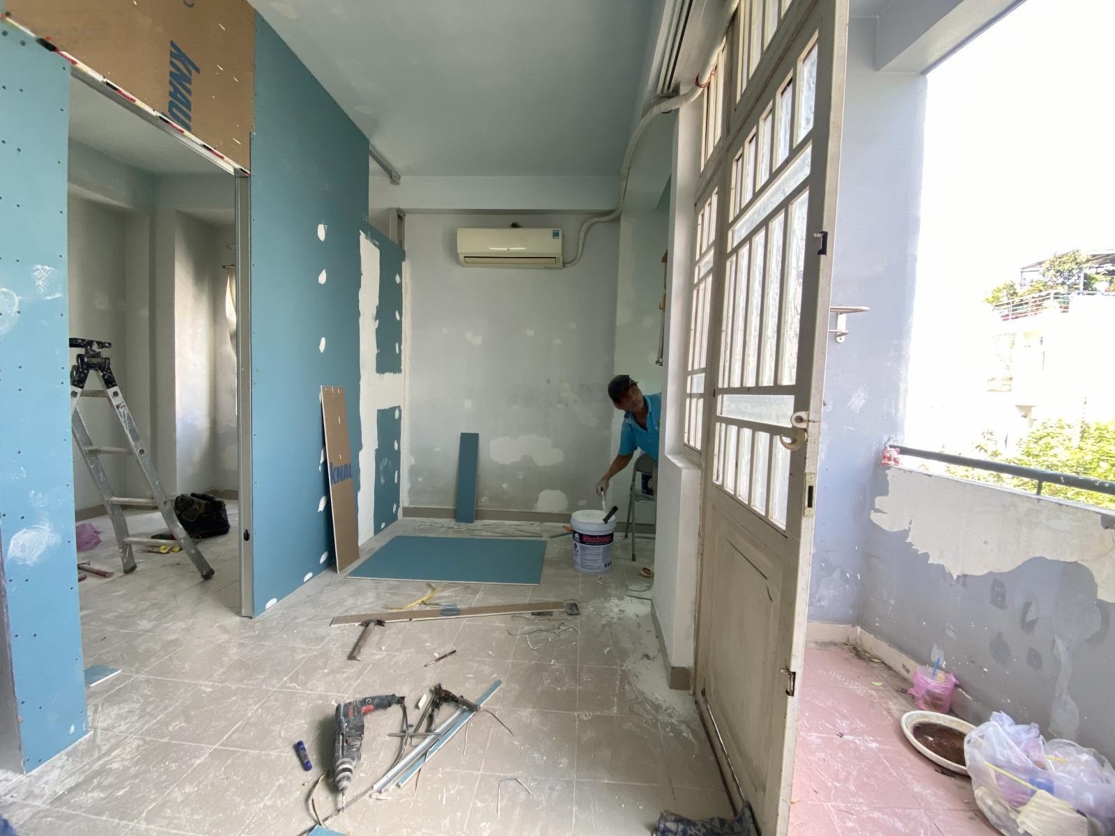 Cho thuê phòng có máy lạnh, rộng 40m2, 1PN riêng, ban công thoáng - ngay chợ Cây Quéo