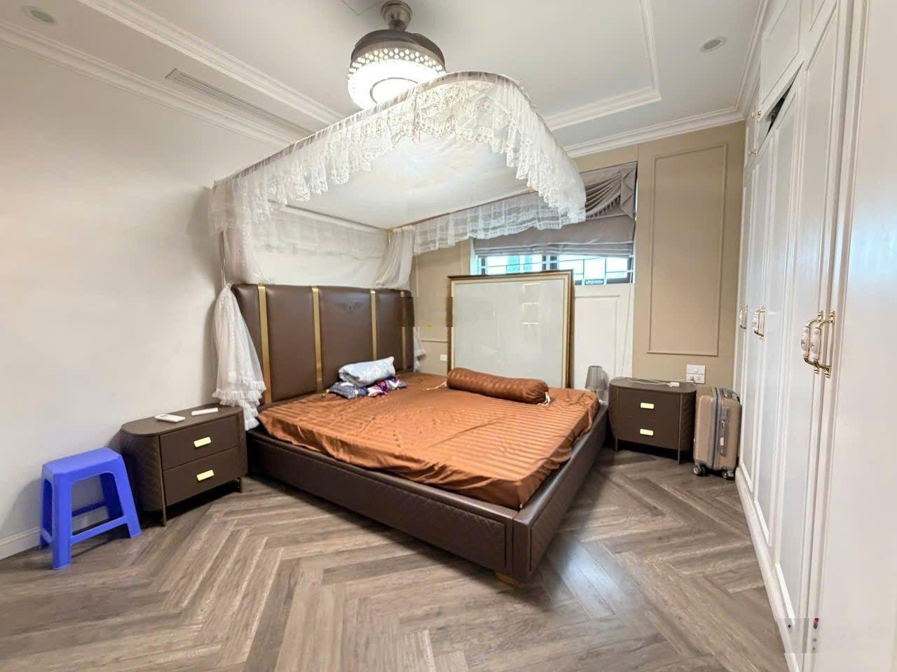 Bán Nhà Hồ Tây 80m2 6 tầng mặt tiền 6,3m giá bán 30.9 tỷ ( có thương lượng )