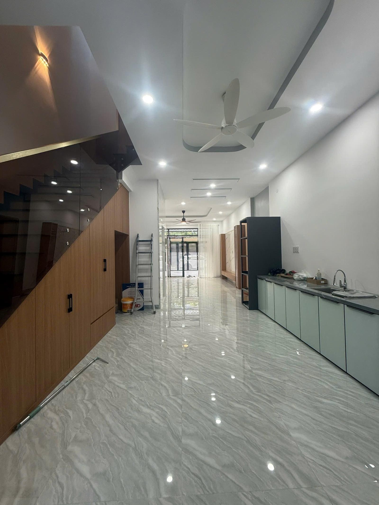 Bán nhà phố 3 tầng có thang máy sân ô tô Phước Long A hướng Đông Nam giá 8,7 tỷ