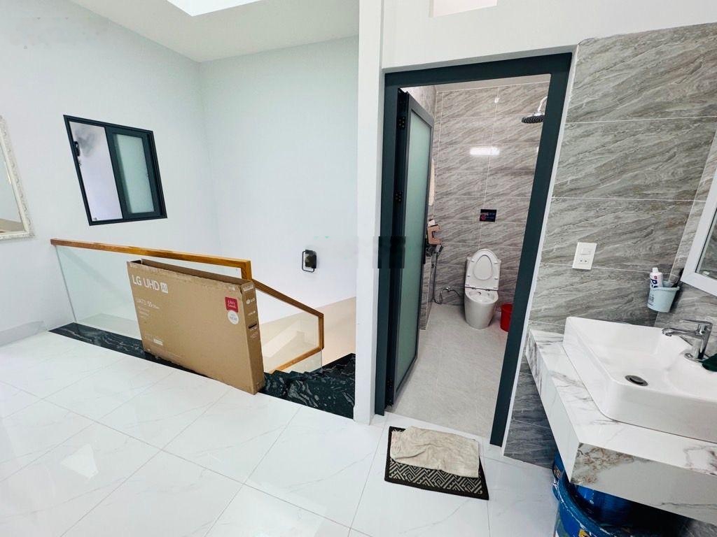 Bán nhà mới đón tết mặt tiền kinh doanh cây da xề 3 tầng ô tô ngủ trong nhà ql1k nhỉnh 6t