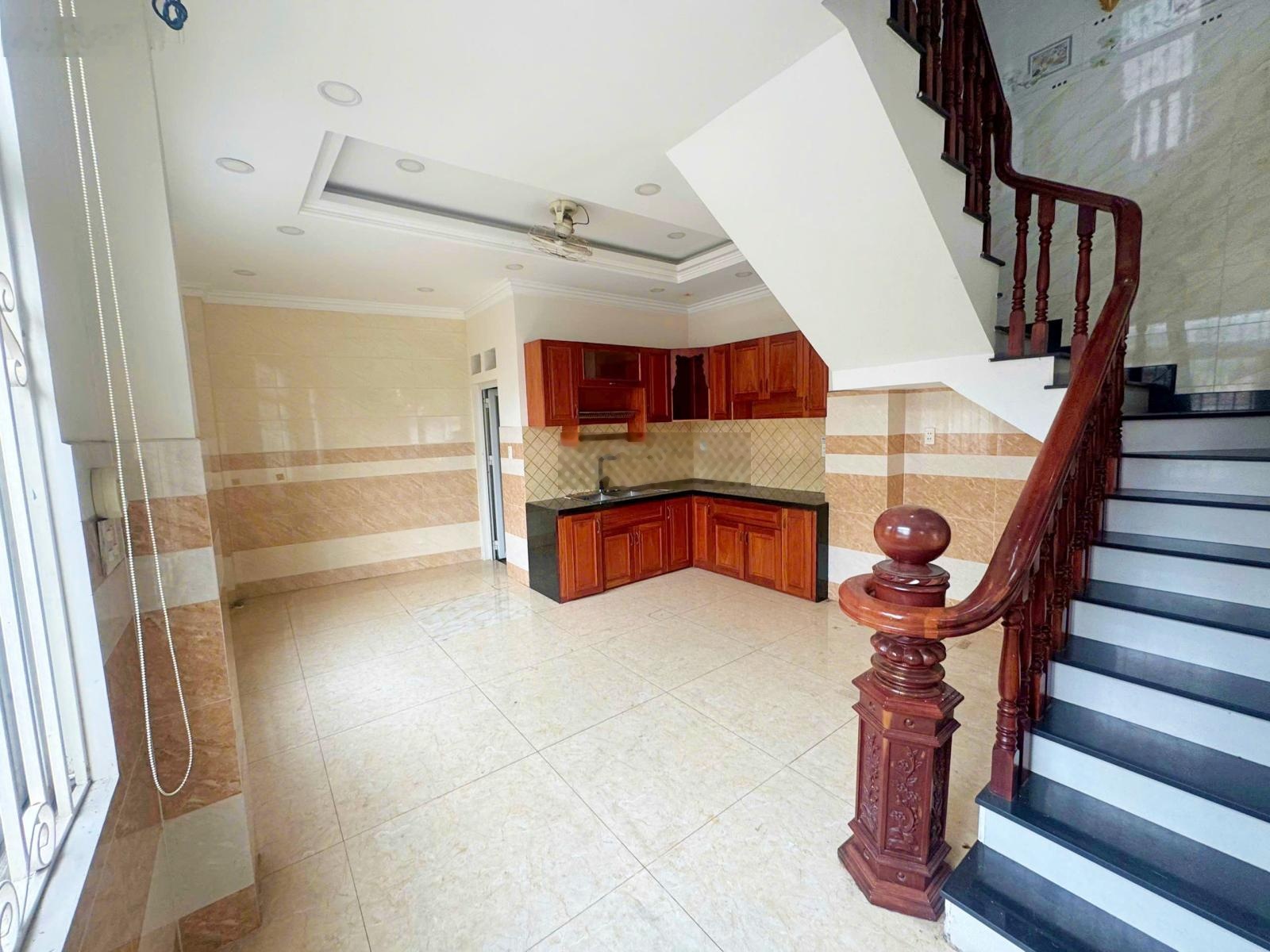 Bán nhà 4 tầng góc 2 mặt tiền đường Số 17 Phạm Văn Đồng, 200m tới Giga Mall, vị trí kinh doanh tốt