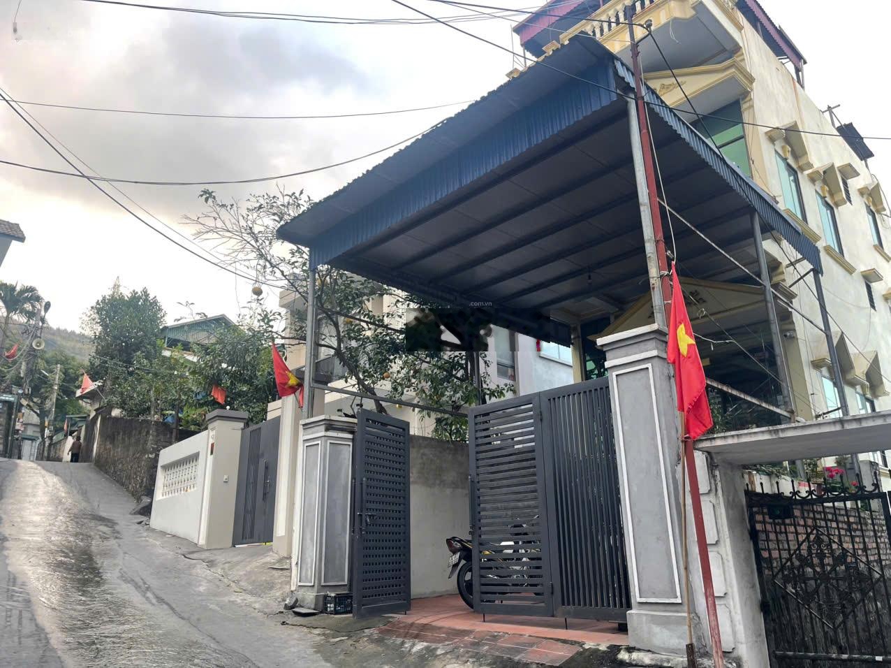 Bán gấp nhà ô tô đỗ cửa đỗ trong sân, gần tiểu học Phan Bội Châu Cẩm Phả