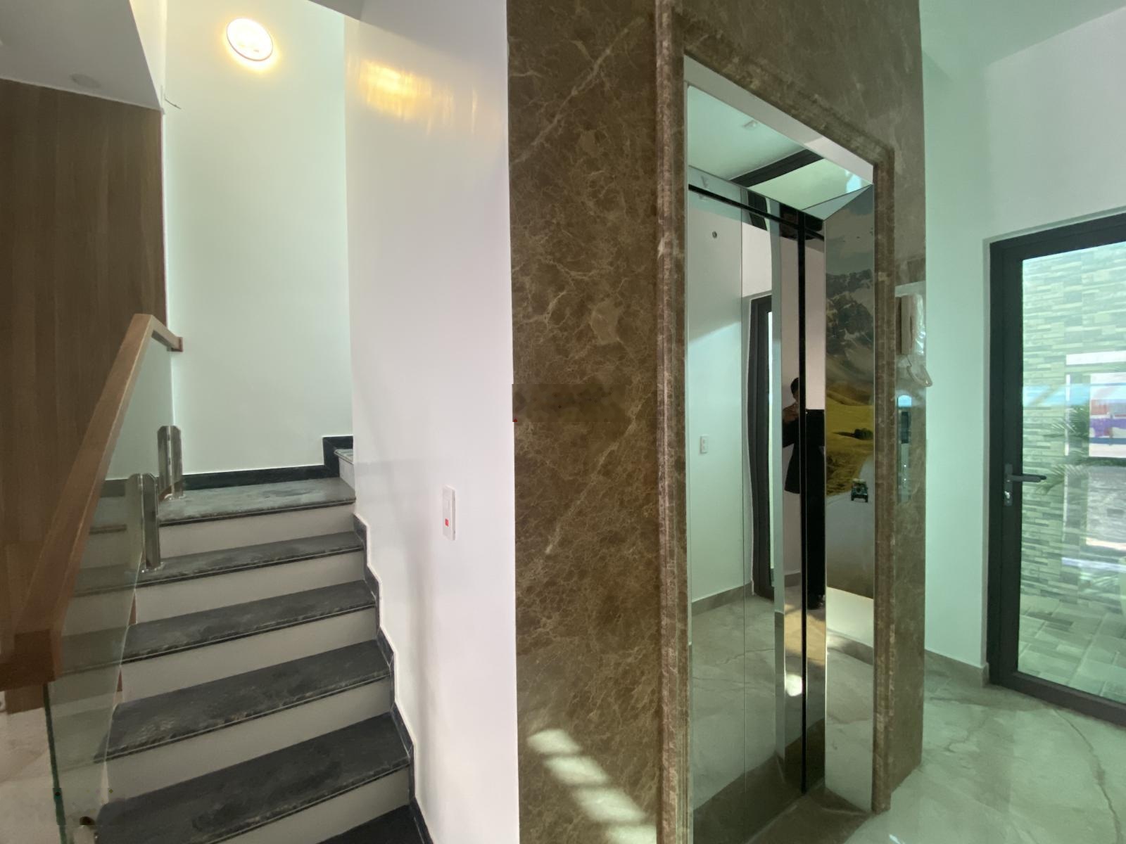 - Bán Nhà: 6 tầng cầu thang máy mới tinh siêu đẹp Tuyến 2 Lê Hồng Phong, Hải An