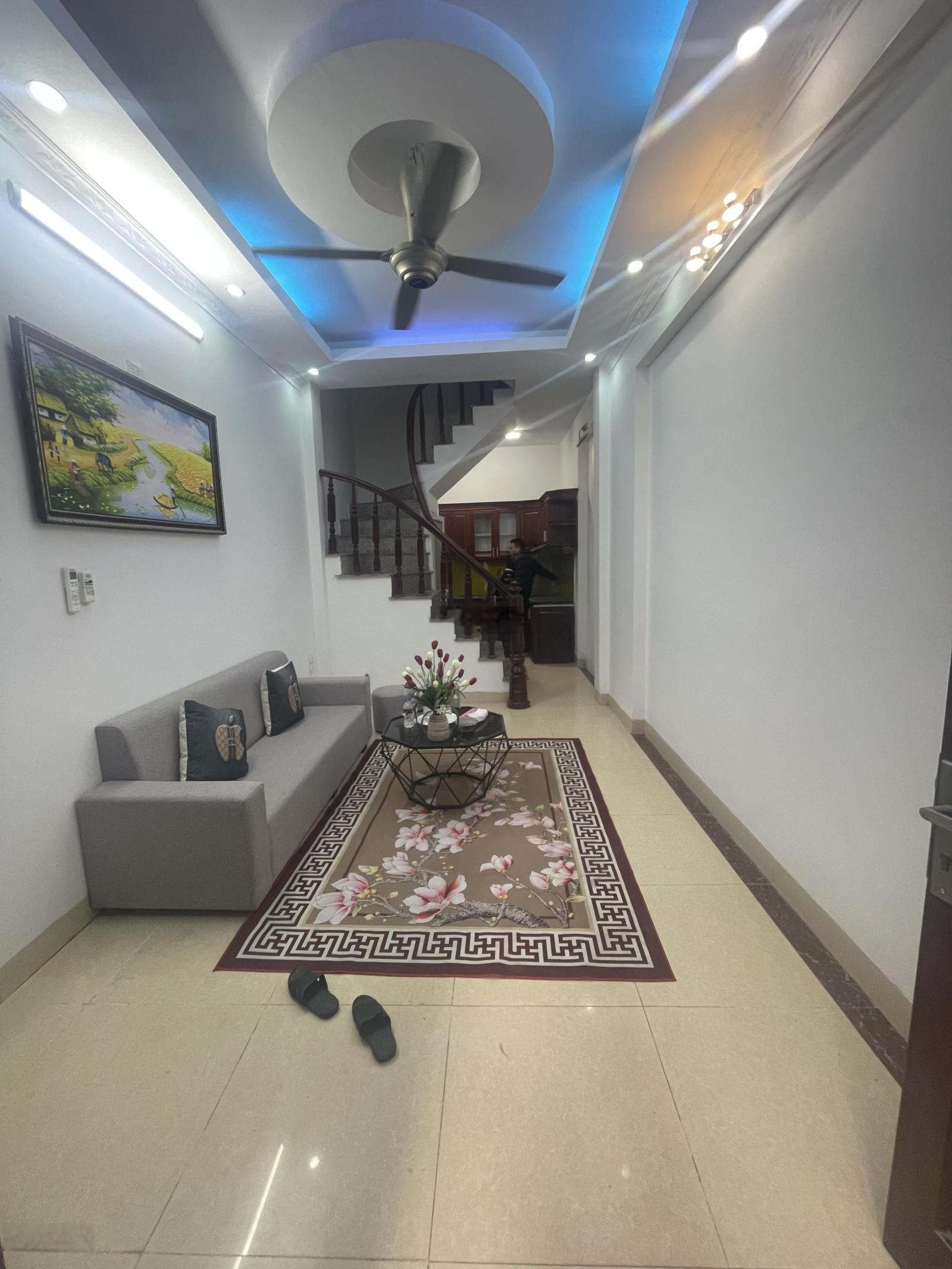 Chính chủ bán nhà dân xây phố Đông Thiên - Vĩnh Hưng - 33m2 - giá 6 tỷ