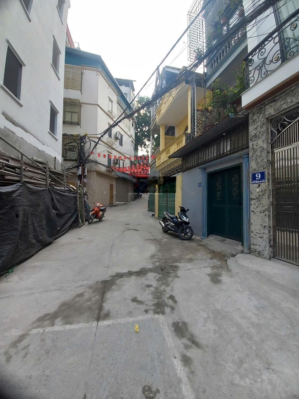 Nhà Hoàng Hoa Thám, ô tô đỗ cửa (tránh nhau luôn), 2 mặt ngõ thoáng rộng 8m. SĐCC, Giá chào 10.5t