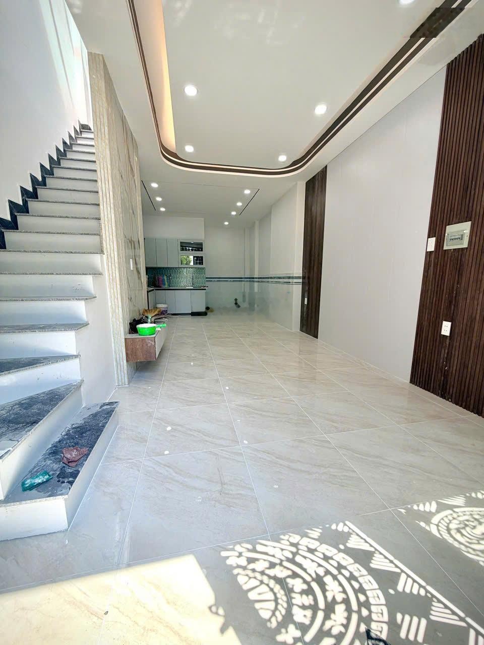 Nhà mới vào ở liền, Dt: 4x10, có 1 lầu, hẻm xe hơi thông đường Ao Đôi