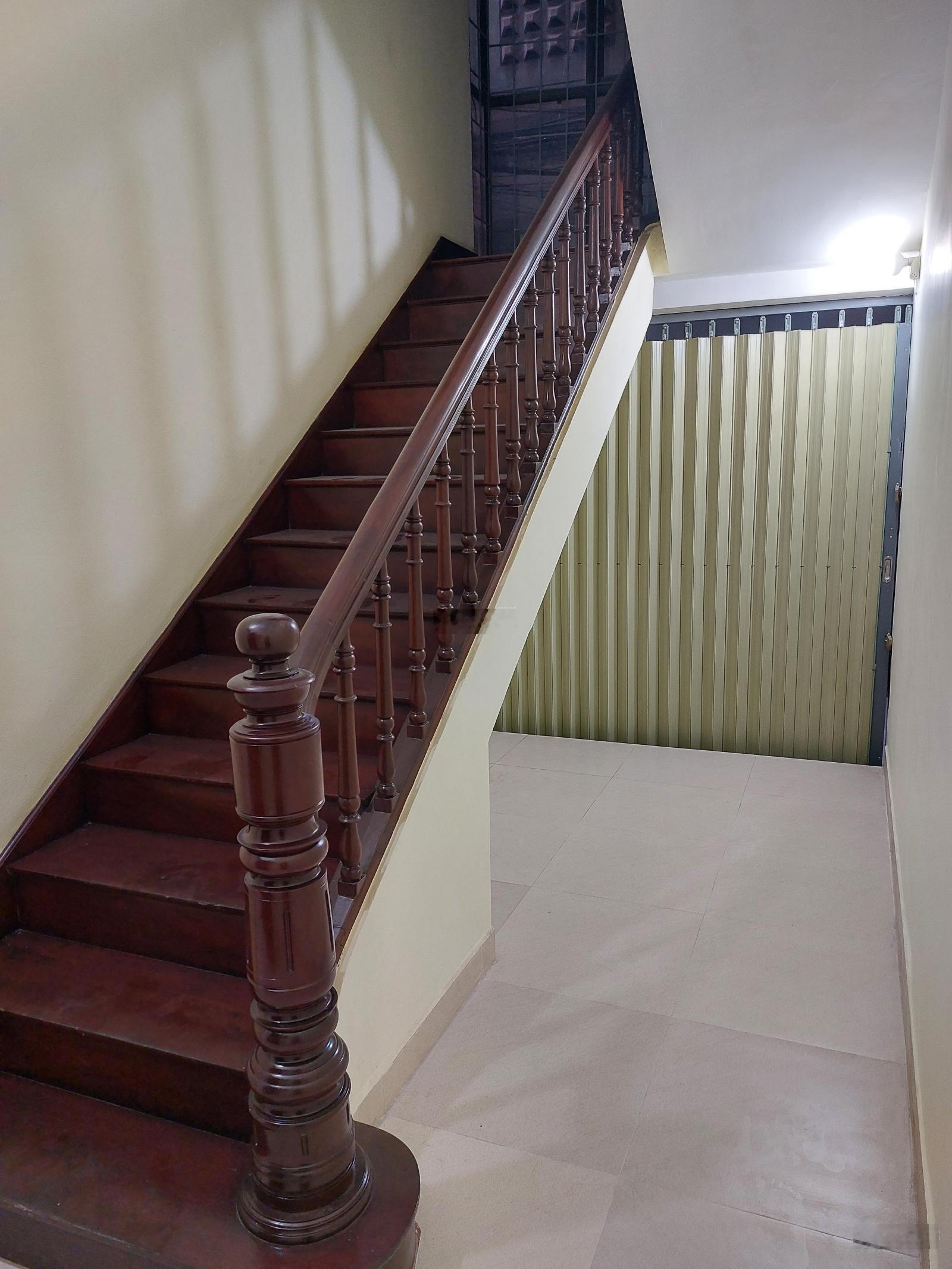 Chính chủ cho thuê nhà 4 tầng, lô góc 2 mặt thoáng, ô tô đỗ cửa, tiện kinh doanh, bán hàng