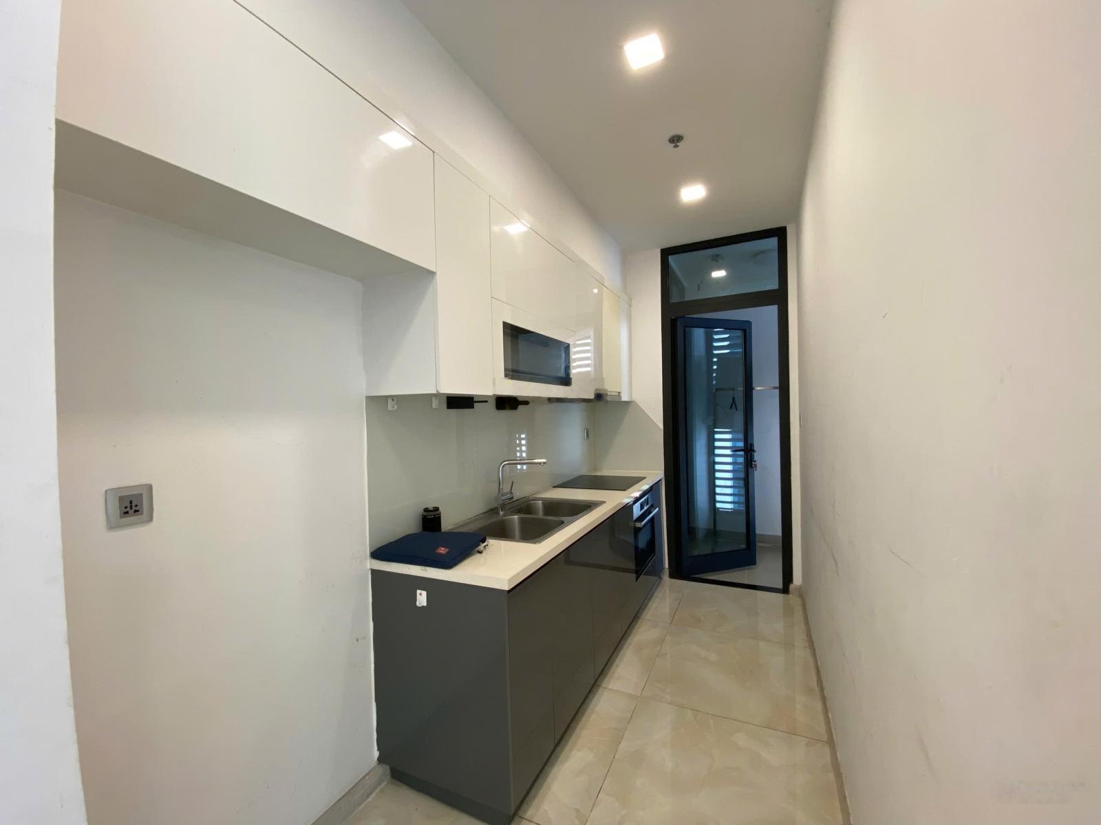 Chính chủ cần Cho Thuê căn 2 phòng ngủ 70m2 NTCB giá 24tr Vinhomes Golden River Lh 0979934545