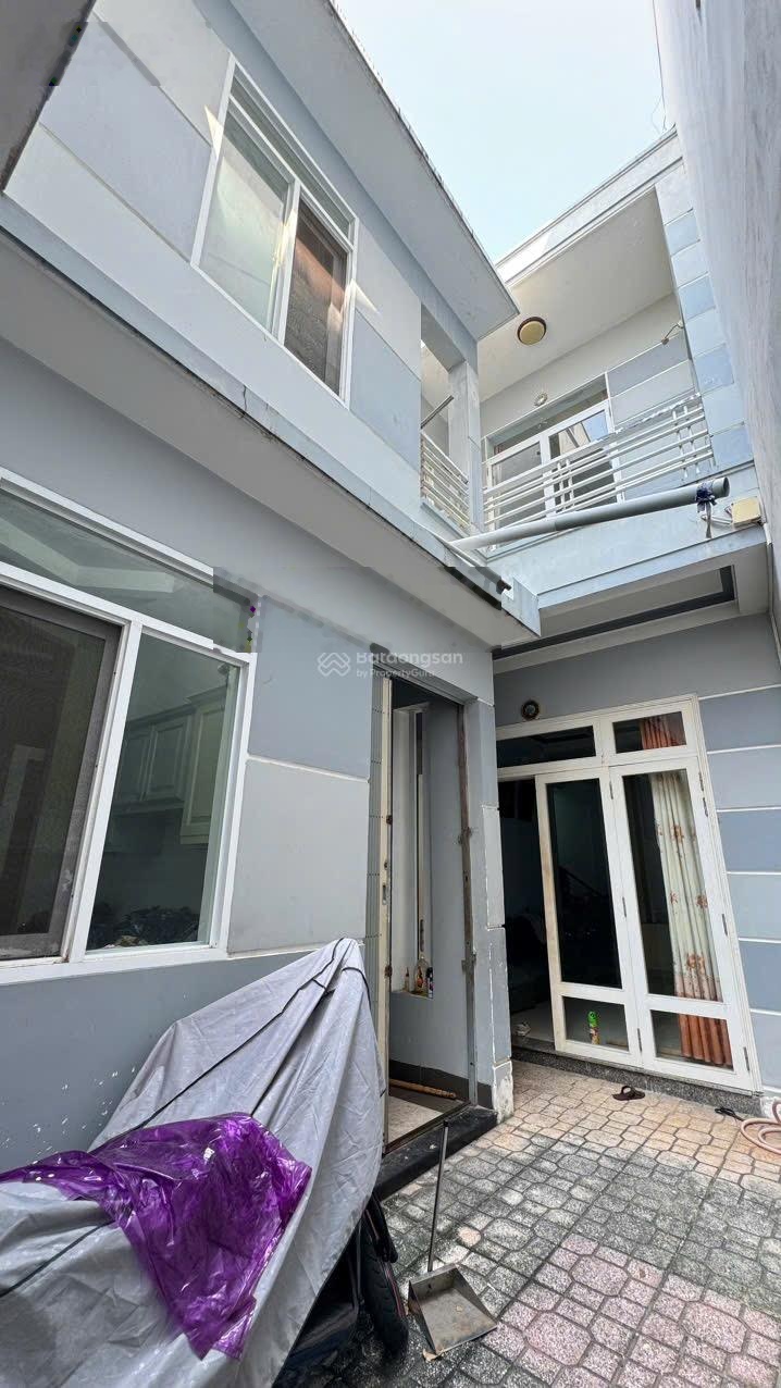 Bán đất trung tâm đường ô tô gồm 2 căn nhà 1 lầu trên đất, gần chợ, trường học