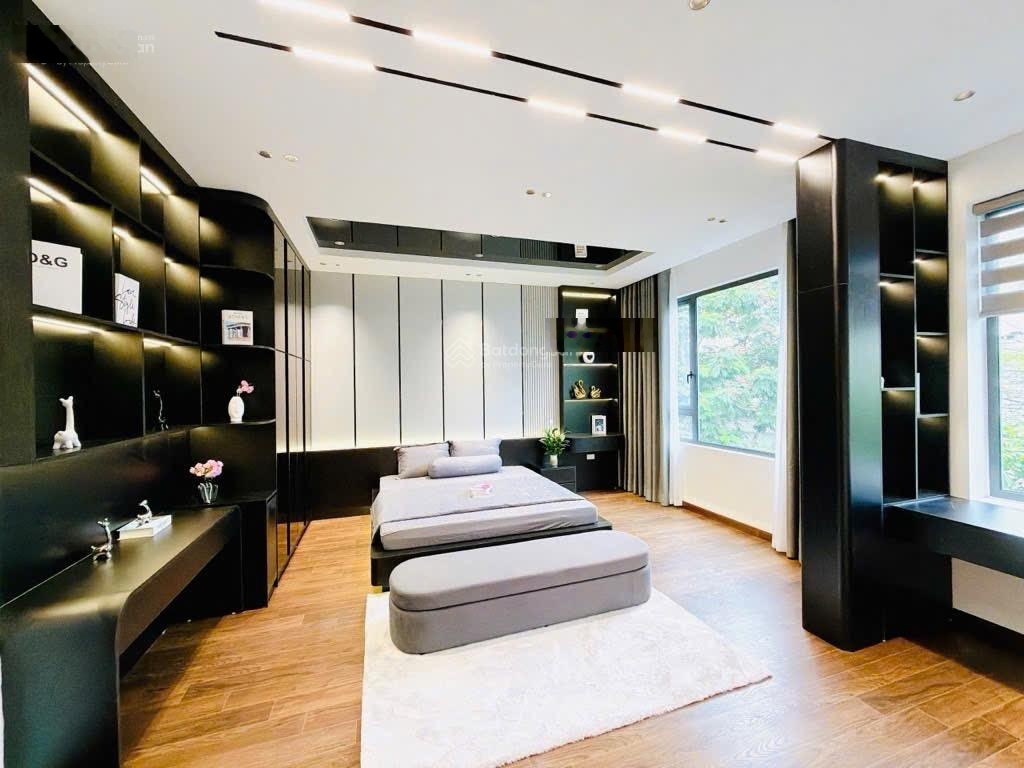 Nhà Mặt Ngõ Ô Tô , Gần Hồ Hoàng Cầu , 72m2 , 6 tầng thang máy , Siêu đẹp , pháp lý chuẩn Giá 28,8 T