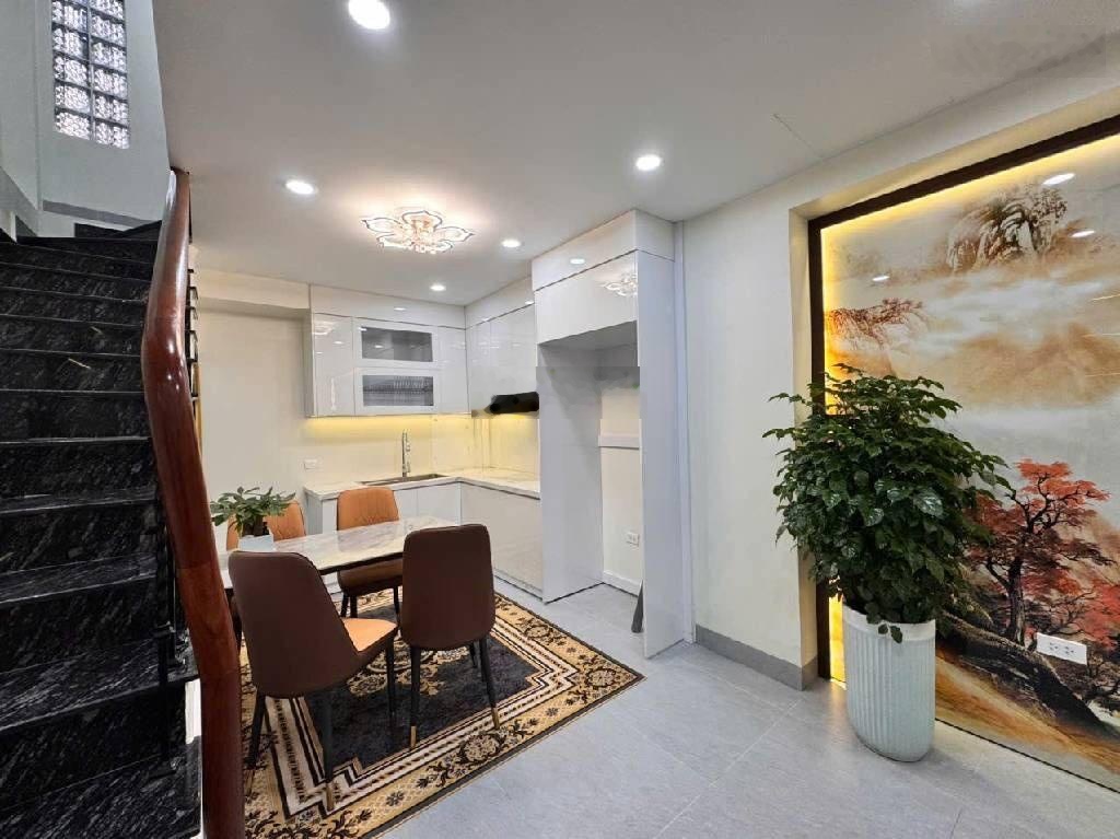 Nhà gần Hồ Tây Lạc Long Quân 37m² 5 tầng 9.1 tỷ Ngõ rộng, ô tô qua