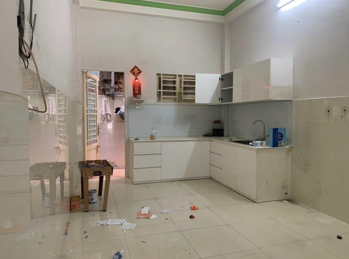 Cần bán nhà hẻm 12m Lạc Long Quân, phường 10, quận 11, TP. HCM, 1 trệt 2 lầu sổ chính chủ