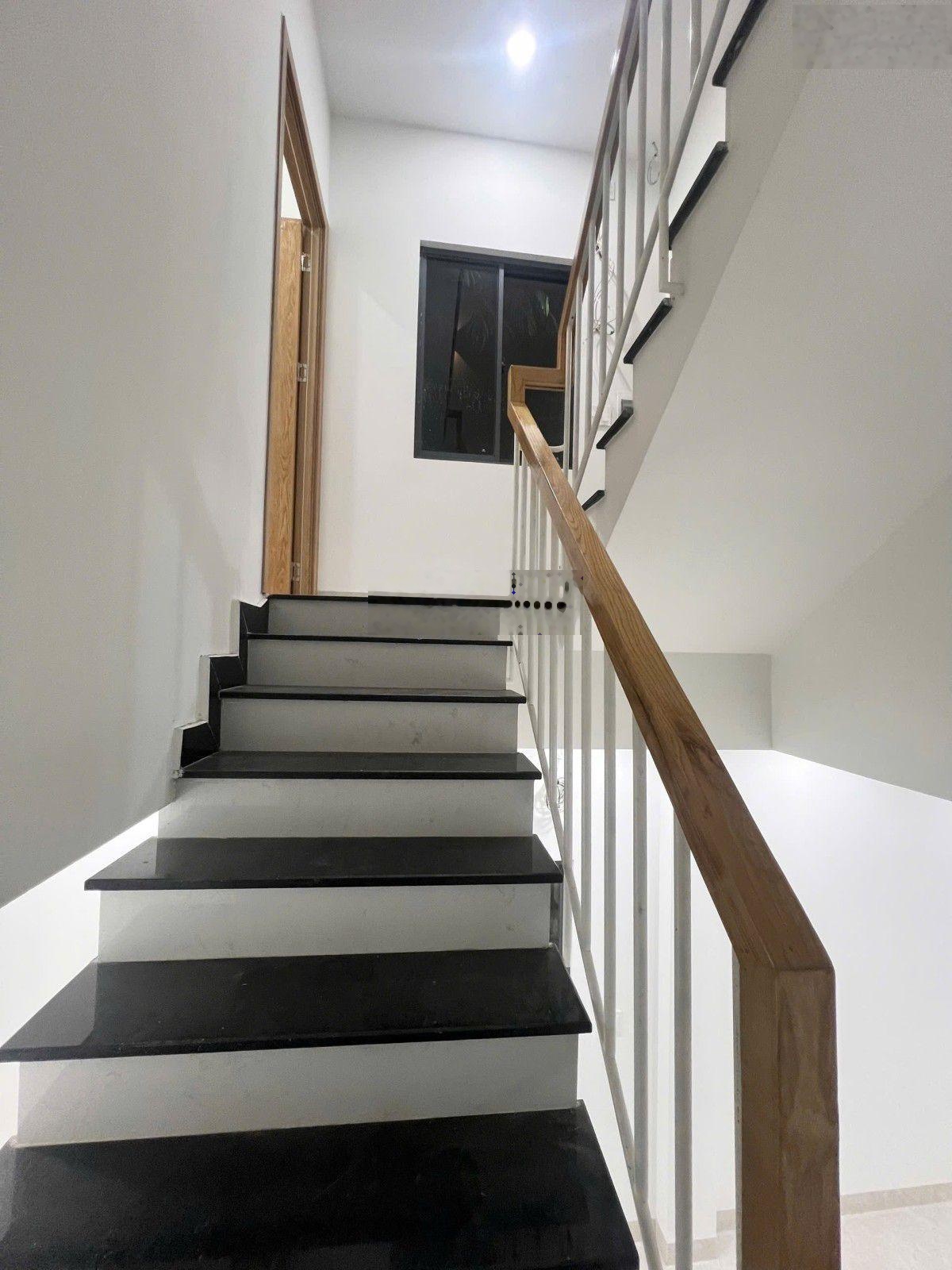 Ngộp bank nhà 3 tầng Linh Xuân, ô tô ngủ trong nhà sổ hồng riêng hoàn công đủ, dọn vào ở ngay