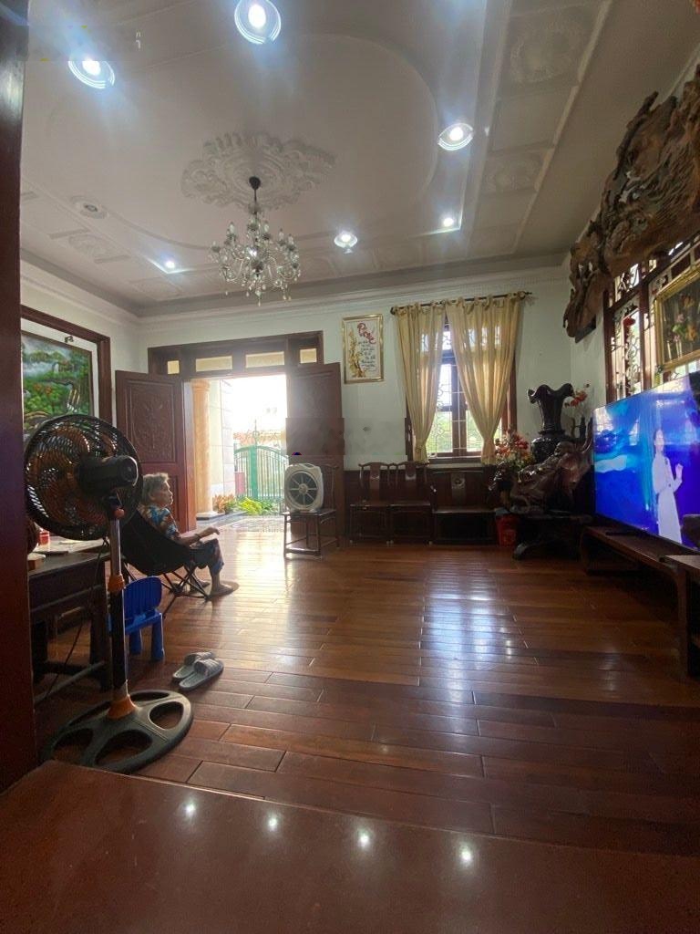 Bán gấp biệt thự sân vườn đẹp tại Quận 7, Nguyễn Thị Thập. 350 m2