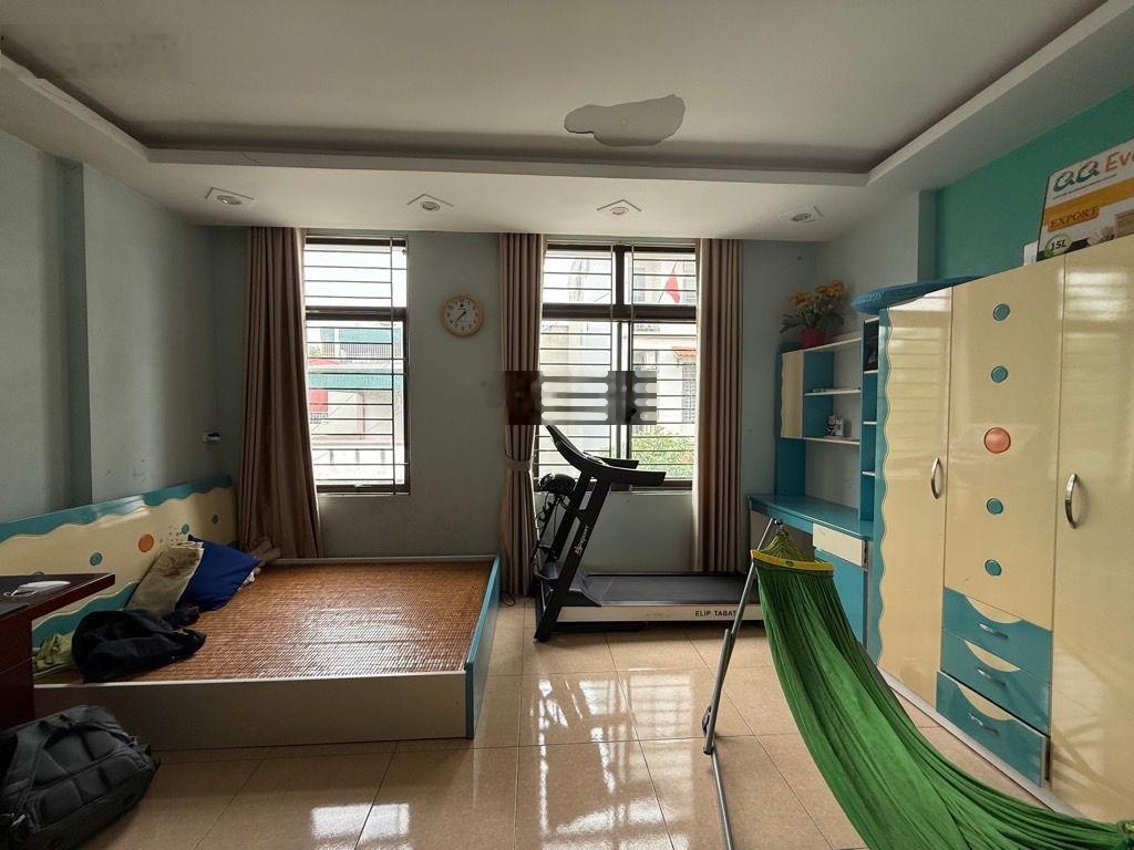 Phân lô tđc quỳnh đô, 2 mặt trước_ sau nhà đường 12m, vỉa hè 3m. dt: 80m, nhà 3 tầng. 16 tỉ.