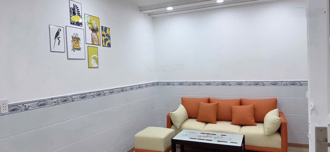 Gia đình chuyển về quê cần bán căn nhà đang ở tại p Bình Hoà. Sát bên ubnd phường bình hoà.