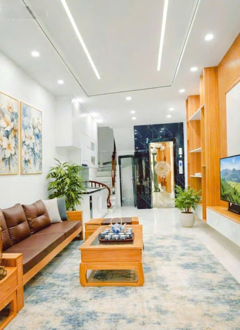 Cần bán nhà Quang Tiến Đại Mỗ, trang bị thang máy, mặt tiền thoáng, ngõ nông, dt 38m2, 5t, 6.3 tỷ