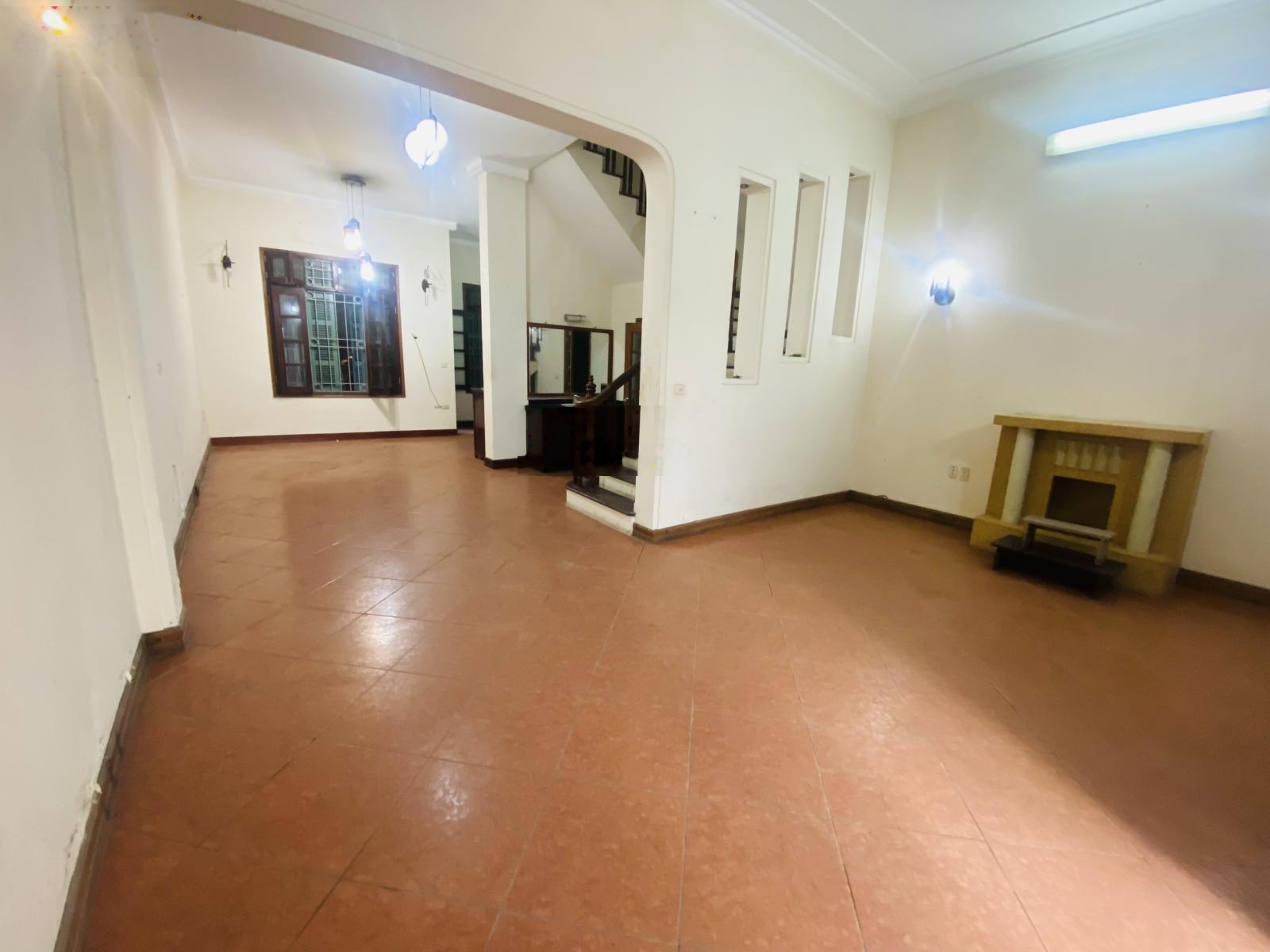 Nhà tại Đào Tấn 80m2x4T MT8m nhà sạch đẹp oto đỗ cửa vào nhà vị trí tốt phù hợp spa, VP,.. giá 40tr