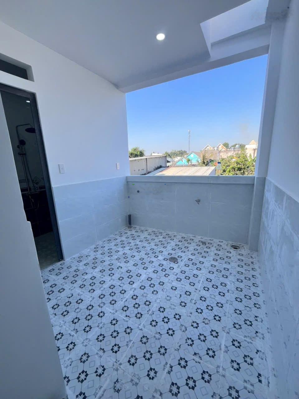 Bán nhà lầu mới đẹp, Sổ hoàn công, đường oto, gần CC Fresia, chỉ 3tỷ150