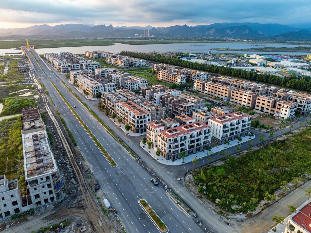 Bán lô góc mặt đường 56m giá 33tr/m2 giá rẻ nhất thị trường tại dự án FLC Tropical Hạ Long