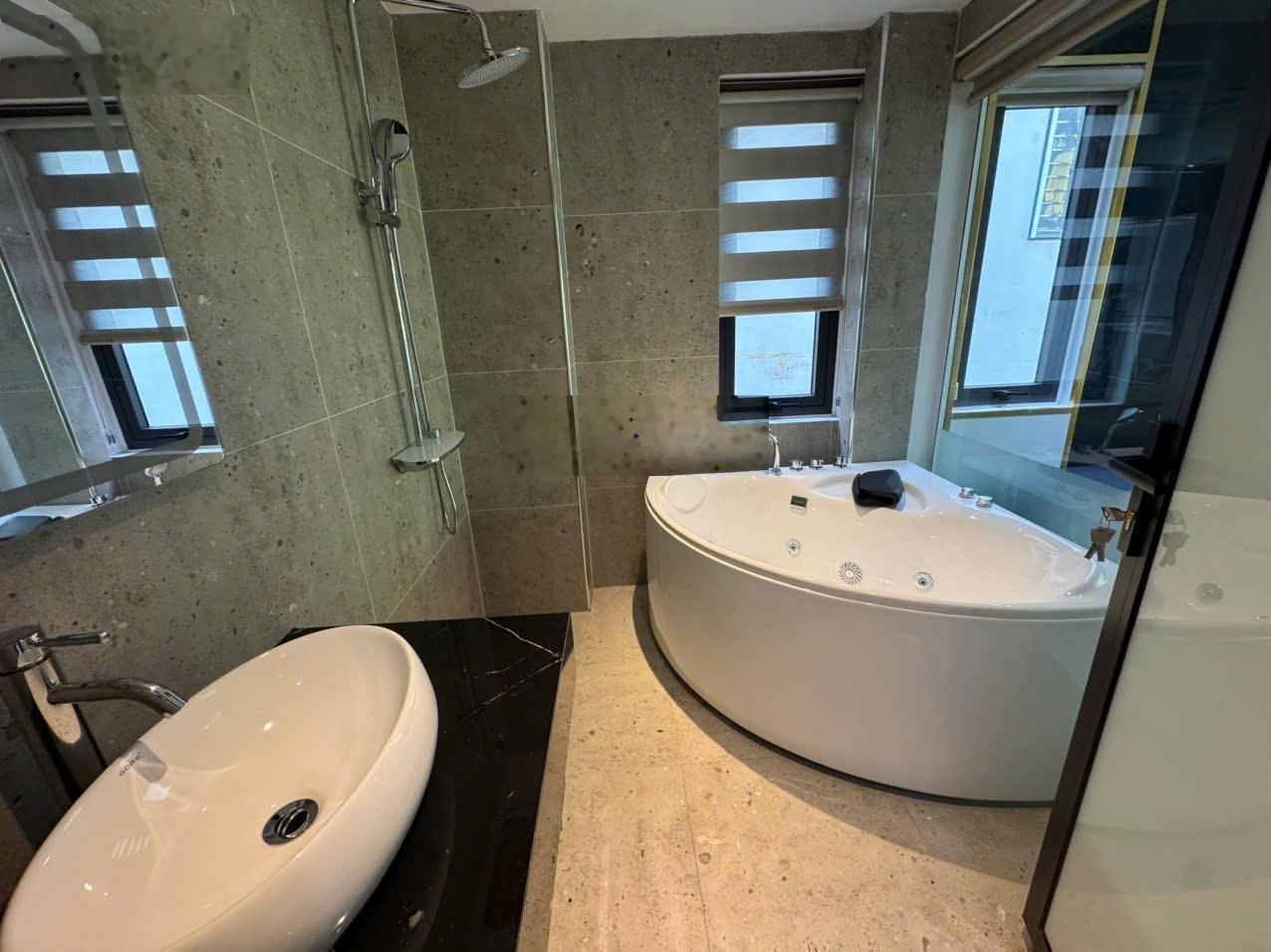 Mua nhà đón Tết nhà 8 tầng thang máy mặt hồ Nguyễn Văn Cừ Long Biên full nội thất cao cấp