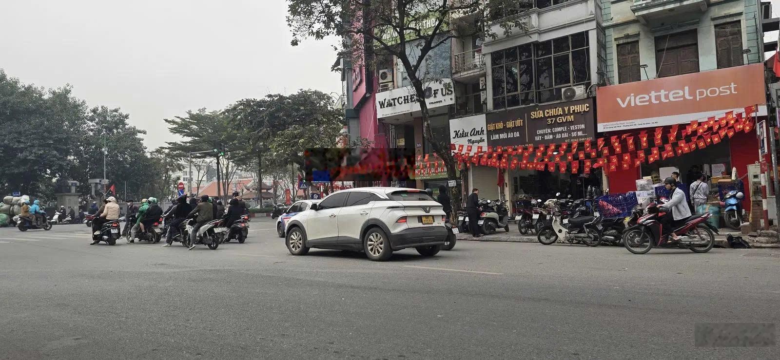 Bán đất Ba Đình, DT 124m2 tặng 3 tầng cũ, trước nhà rộng gần phố ngõ nông, nhà mặt ngõ thẳng tắp