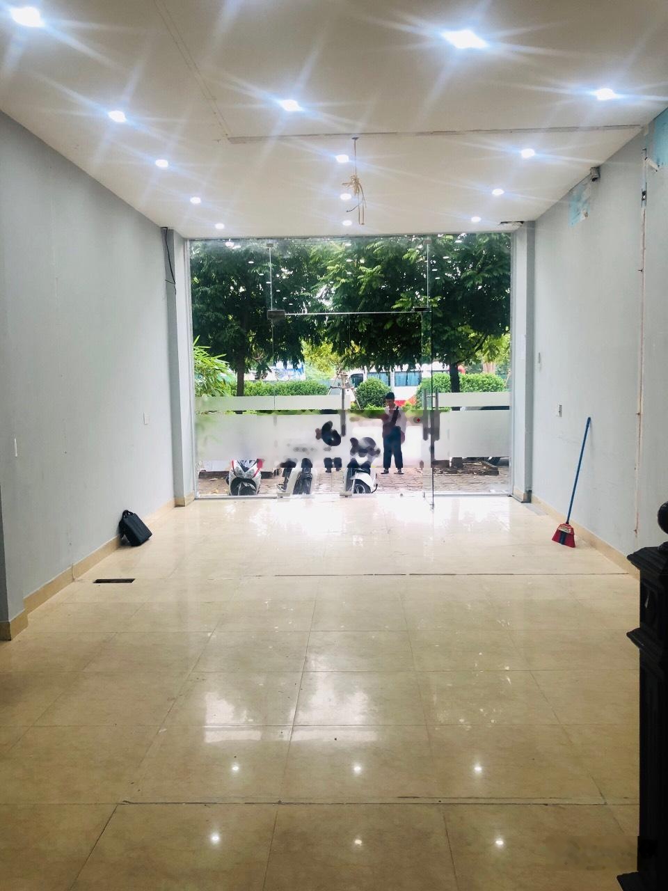 Cho thuê nhà khu phân lô đường rộng 9m, số 108 Cự Lộc, 90m2 6 tầng, thông sàn, thang máy, giá 60 tr