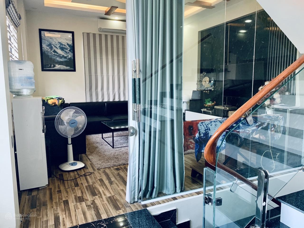 Cho thuê nhà lô góc Văn Cao, DT: 65m2, 3 p.ngủ thiết kế hiện đại.