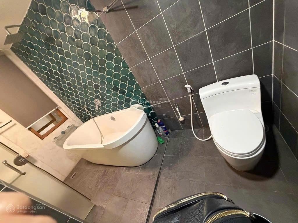 Cho thuê nhà mặt phố 204 Đội Cung, Quận 11, HCM chỉ với 15 triệu, 4x13, 3 tầng.