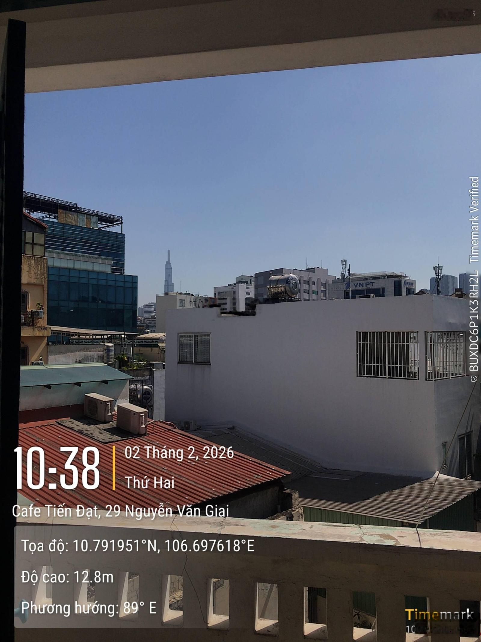 Phòng rộng thoáng mát ngay mặt tiền quận 1