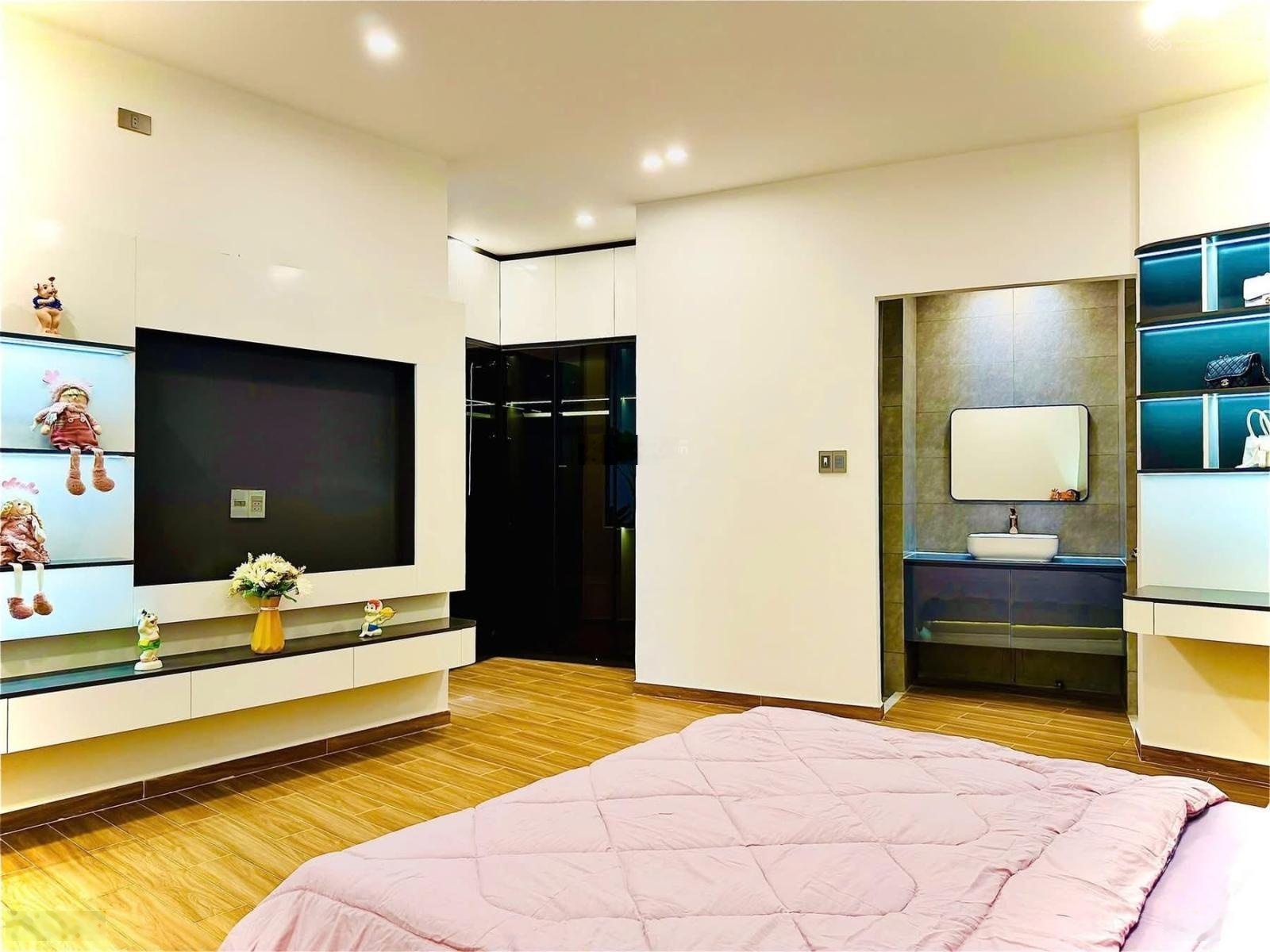 Cần bán gấp căn nhà 3 tầng mặt tiền đường Nguyễn Hữu Thọ vị trí kinh doanh buôn bán