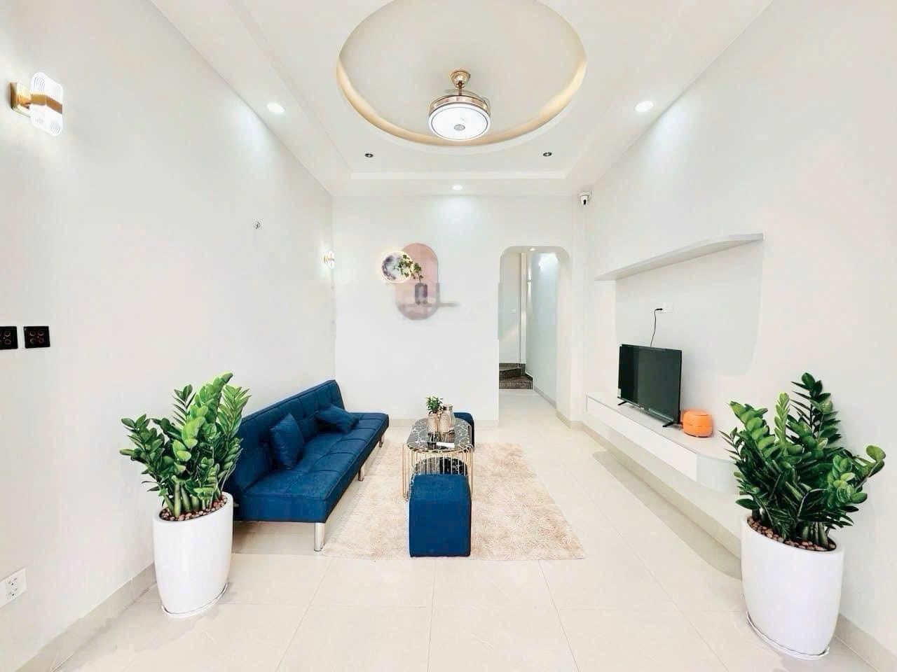 Cho thuê nhà mặt tiền đường Số 4, P11, 3 lầu