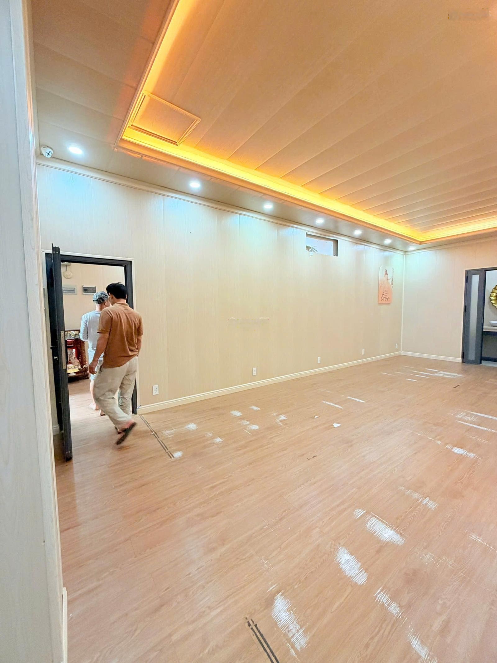 Bán căn nhà hẻm 4m CMT8, P13, Quận 10, DT 8m x 10m 80m2 giá 8.9 tỷ thương lượng