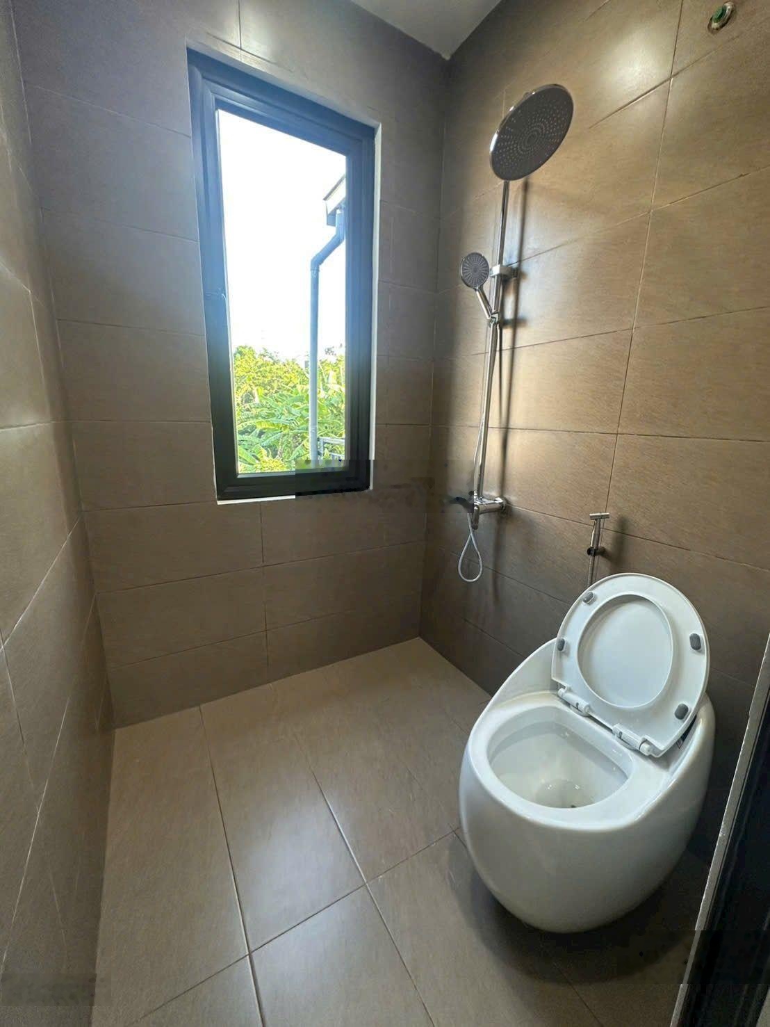 Cho thuê nhà 2 tầng ngõ Âu Cơ, Tây Hồ. 2ngủ, mới xây mới hiện đại, có sân để xe, giá thuê 6tr/tháng