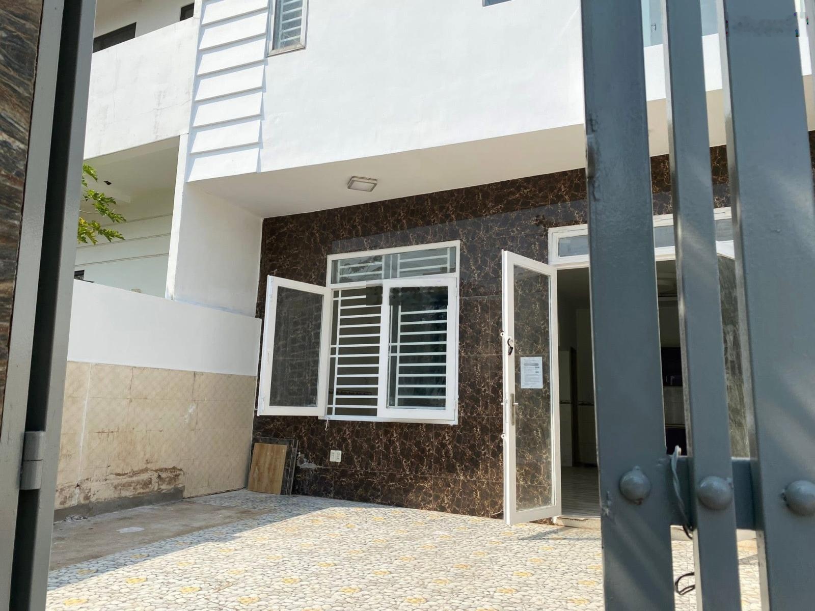 7 triệu/tháng - Nhà 1 trệt 1 lầu 2 phòng ngủ 3wc sân rộng rãi KDC Trường Lưu cách Vinhome 10p