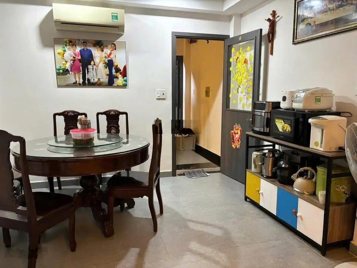 Bán nhà mặt tiền Nguyễn Trọng Tuyển, Phú Nhuận, 4 tầng, ngang 4.9m. Giá cực tốt khi liên hệ