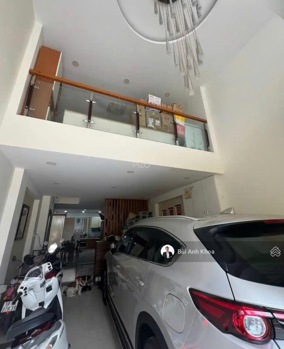 Nhà đẹp, khu vip ngay Hoàng Hoa Thám, p7 (4,5x11m) sẵn 5 tầng ở ngay. Xe hơi đậu cửa. Chỉ 11 tỷ TL.