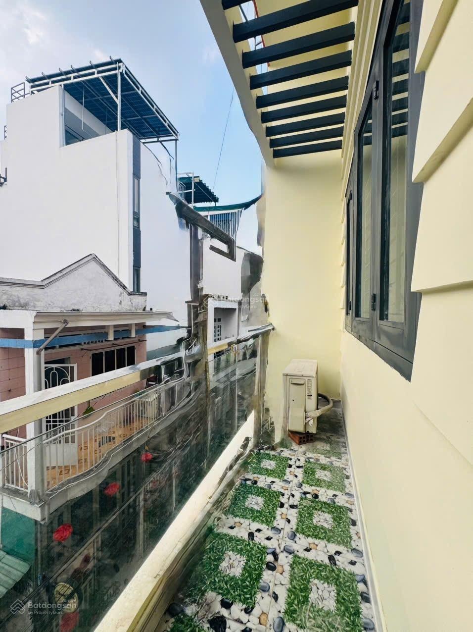 Diện tích: 4.2m x 13m nở hậu 5.52m, công nhận 54m Kết cấu: 1 trệt + 1 lửng + 2 lầu kiên cố